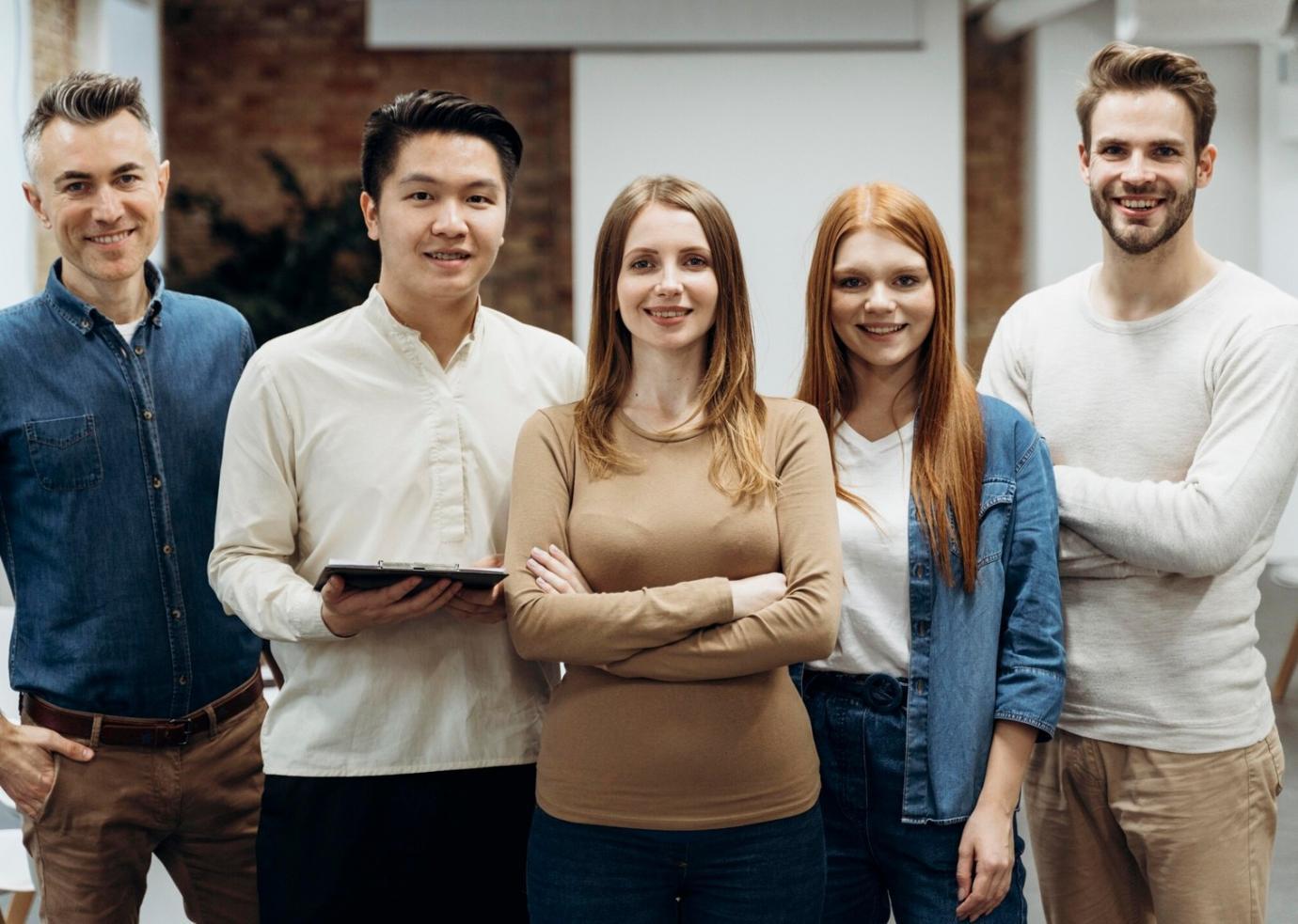nivarenquixo Team bei der Arbeit an Finanzanalysen
